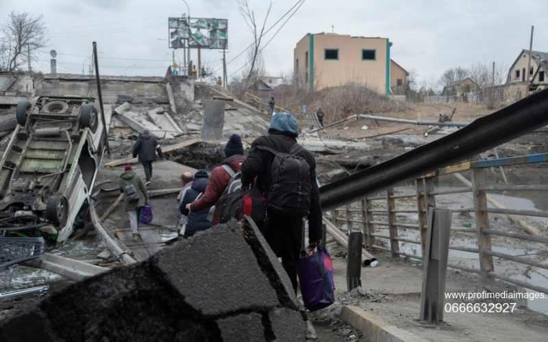 Trei civili, dintre care doi copii, au murit în bombardamentele ruşilor, în apropierea Kievului, în timp ce încercau să fugă
