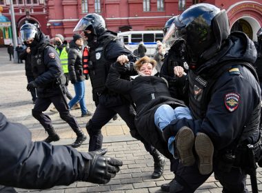 Rusia: Peste 250 de manifestanţi împotriva războiului din Ucraina au fost arestaţi
