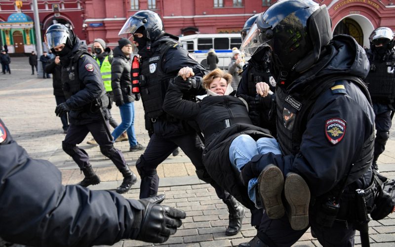 Rusia: Peste 250 de manifestanţi împotriva războiului din Ucraina au fost arestaţi