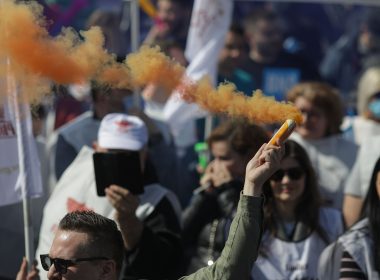 Mii de protestatari în faţa Guvernului