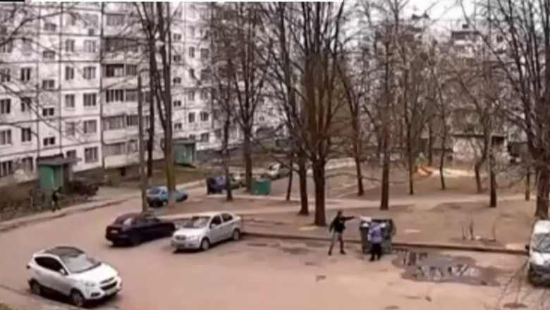 Locuitori din Harkov care duceau gunoiul la ghenă, surprinşi de un atac rusesc.