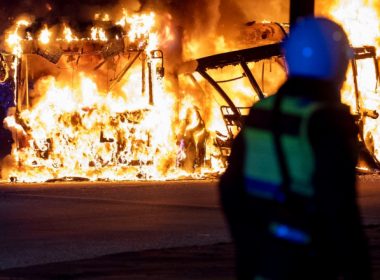Un extremist de dreapta care vrea să ardă Coranul în public provoacă a treia noapte de violenţe în Suedia