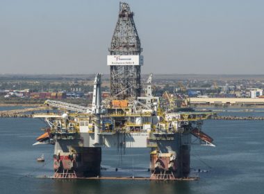 Reuters: Statele UE negociază un embargo petrolier contra Rusiei care să excludă deocamdată petrolul livrat prin conducte