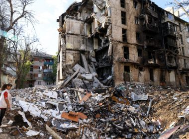 La Mariupol, armata rusă demolează casele distruse fără să extragă înainte cadavrele de sub dărâmături