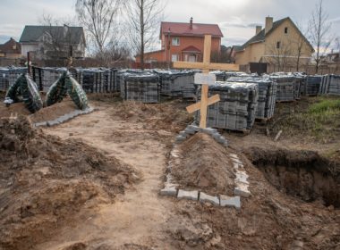 "Ce este groapa aceasta în grădina mea?"/"Este mormântul tău". O bătrână din zona Kiev a văzut îngrozită cum ruşii îi pregăteau moartea￼