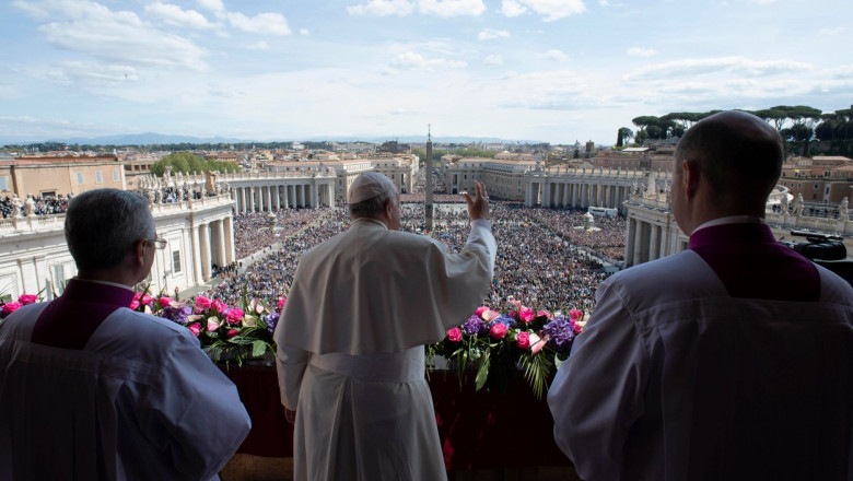 Papa Francisc, în faţa celor 50.000 de oameni din Piaţa Sfântul Petru de la Vatican: „Am văzut prea mult sânge, prea multă violenţă”￼