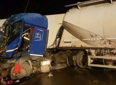 Doi şoferi de TIR din Galaţi şi Bacău, răniţi într-un accident pe drumul european E85