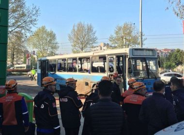  Un mort şi patru răniţi într-un atentat cu bombă la Bursa împotriva unui autobuz cu gardieni
