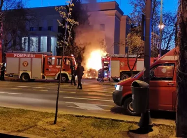 Maşină în flăcări la Ambasada Rusiei din Bucureşti / Bogdan Drăghici, preşedintele Asociaţiei TATA, este şoferul care a murit după ce a intrat cu maşina în gardul Ambasadei Rusiei din Bucureşti. Bărbatul, condamnat după ce şi-a abuzat sexual fiica