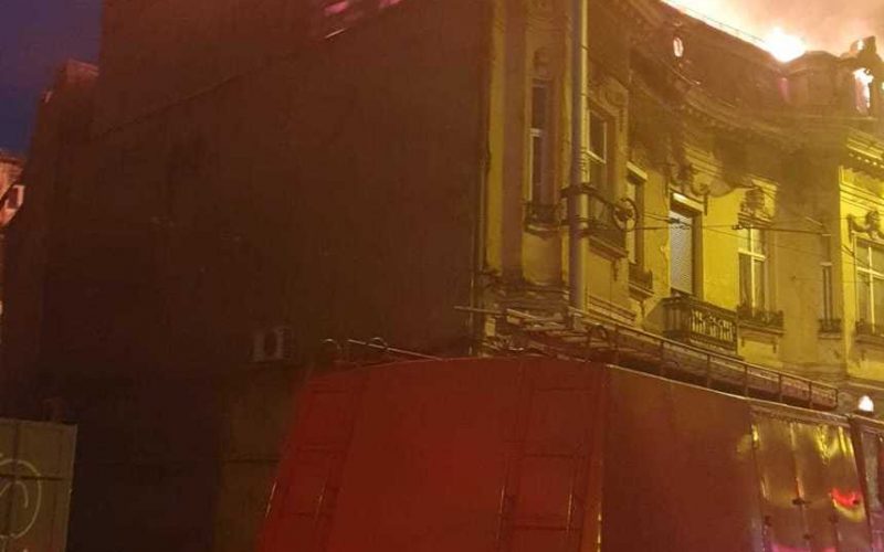 Incendiu la acoperişul unei clădiri de pe Calea Moşilor din Capitală/ Pompierii intervin cu 12 autospeciale de stingere/ Până în prezent nu sunt semnalate victime/ Traficul în zonă, restricţionat
