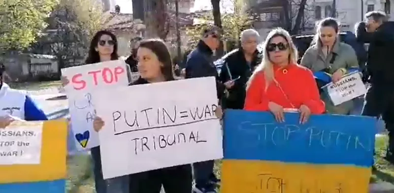 Aproximativ 100 de persoane au protestat în faţa Ambasadei Rusiei la Bucureşti împotriva războiului din Ucraina