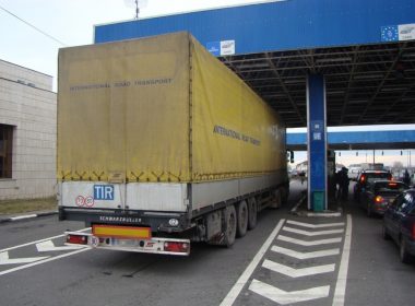 Trafic restricţionat pentru TIR-uri şi camioane, la intrarea în Ungaria, timp de două zile/ Peste 4.000 de poliţişti de frontieră sunt în activitate în perioada Sărbătorilor Pascale