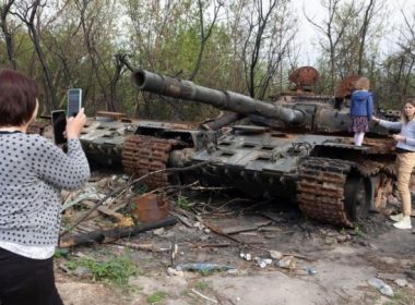 Un cimitir de tancuri ruseşti, pe drumul dinspre Kiev spre Bucea, atracţie turistică pentru ucrainenii care vor să vadă cu ochii lor cum arată o victorie