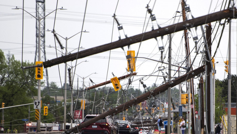 Furtuni violente în Canada. Cel puţin patru persoane au murit, iar 900.000 de locuinţe au rămas fără curent electric