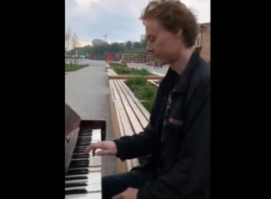 Un tânăr din Rusia a fost condamnat pentru „propagandă nazistă” pentru că a cântat la pian imnul Ucrainei￼