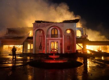 Conace de milioane de dolari au ars într-o singură noapte în California. Mega-incendiul de necontrolat a mistuit două cartiere de lux