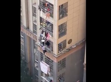  Gesturi de revoltă la Shanghai. Oamenii încearcă să „evadeze” dintr-un bloc turn cu ajutorul unei scări de frânghie