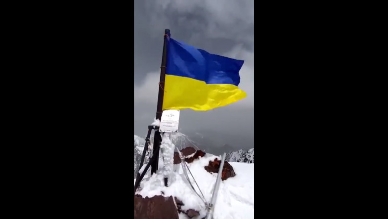Un alpinist a înfipt steagul Ucrainei pe Vârful Putin din Kârgâzstan. Poliţia investighează „actul de vandalism”
