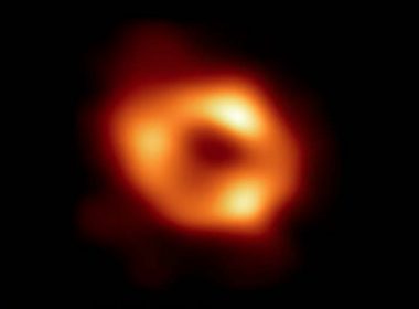 Astronomii au realizat prima fotografie a găurii negre din centrul galaxiei noastre, Sagitarius A