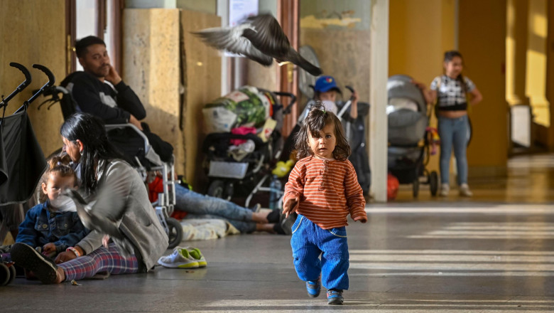 „Nu ne primeşte nimeni”. Refugiaţii romi din Ucraina sunt obligaţi să doarmă în gara din Praga￼