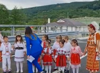 Un pod comunal din Argeş a fost inaugurat cu preoţi, oficiali şi copii de grădiniţă în costume populare