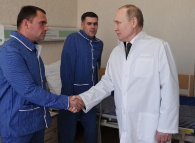 Putin a vizitat un spital cu soldaţi răniţi în Ucraina. Militarii în cârje au stat drepţi în faţa lui