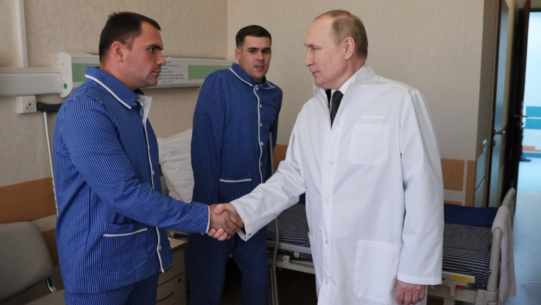 Putin a vizitat un spital cu soldaţi răniţi în Ucraina. Militarii în cârje au stat drepţi în faţa lui