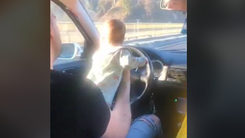 Şofer filmat în timp ce conducea pe un drum din Vâlcea ţinând un bebeluş pe volan