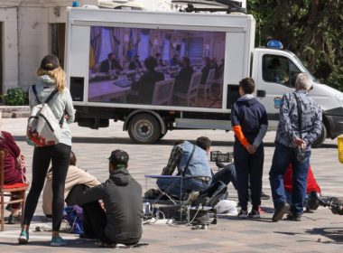 Televizoare uriaşe purtate de maşini pe străzile din Mariupol rulează propaganda Rusiei