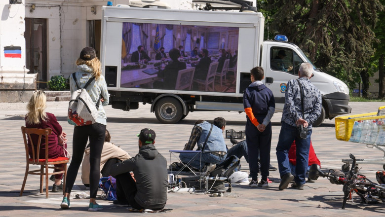 Televizoare uriaşe purtate de maşini pe străzile din Mariupol rulează propaganda Rusiei
