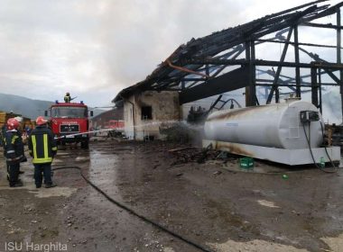 Incendiu generalizat la un gater din comuna Zetea; intervin zeci de pompieri militari şi civili
