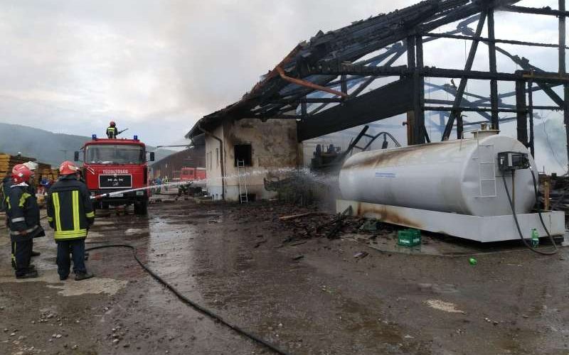 Incendiu generalizat la un gater din comuna Zetea; intervin zeci de pompieri militari şi civili