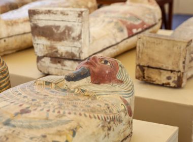 Sute de sarcofage, descoperite în Egipt