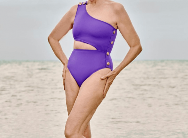 Maye Musk, în costum de baie cu decupaje, la 74 de ani pe coperta Sports Illustrated Swim