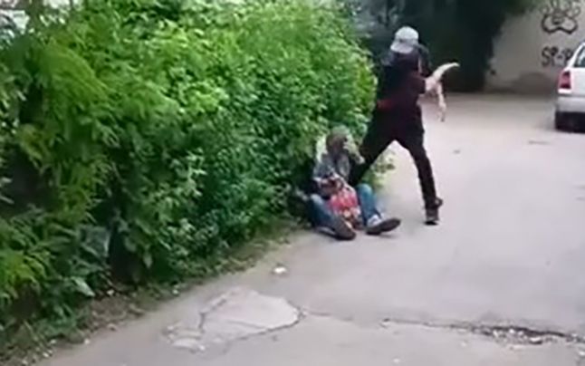 Bătrân zdrobit în bătaie pe o stradă din Bârlad, în timp ce copilul agresorului filma. „Gata, tati, gata!“