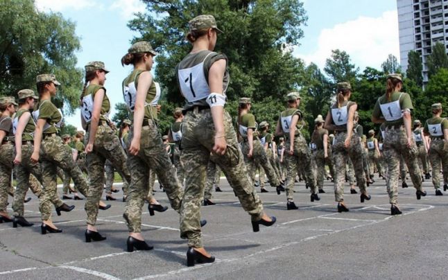De la 15 iunie, în Ucraina începe mobilizarea femeilor