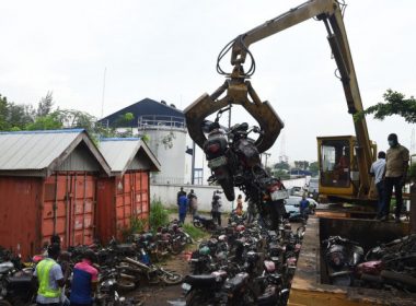 Oraşul care a confiscat şi a distrus mii de motociclete folosite pe post de taxi