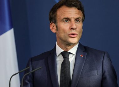 Macron a discutat cu Zelenski şi l-a asigurat că-i va furniza armament greu