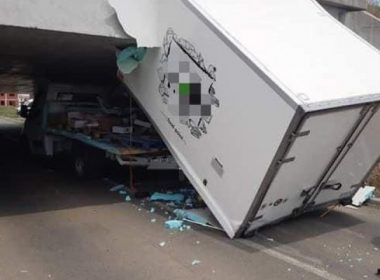 Un şofer a rămas blocat cu duba sub un pasaj de pe autostradă în Arad: „Marfar cabrio încă nu am văzut”