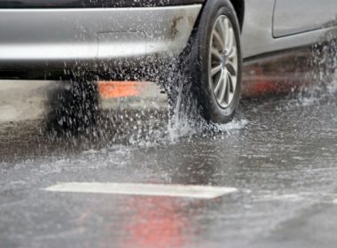 Ploaie torenţială pe autostrada A2 şi pe autostrada A4; există pericol de acvaplanare