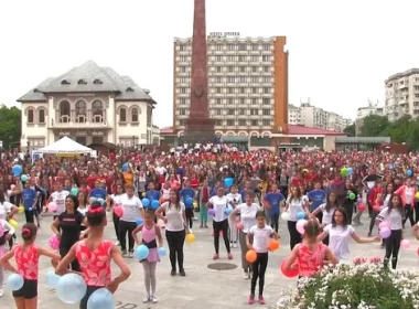 Peste 2.000 de copii au participat la un flashmob, la Focşani, pentru a stabili un nou record mondial