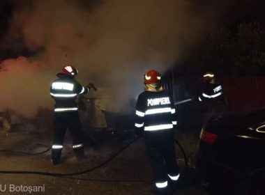 Maşină cuprinsă de flăcări pe o stradă din municipiul Botoşani