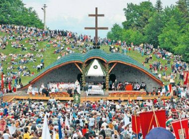 Mii de pelerini, aşteptaţi la sanctuarul marian de la Şumuleu Ciuc pentru procesiunea de Rusaliile catolice