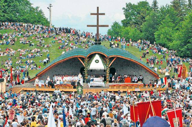 Mii de pelerini, aşteptaţi la sanctuarul marian de la Şumuleu Ciuc pentru procesiunea de Rusaliile catolice