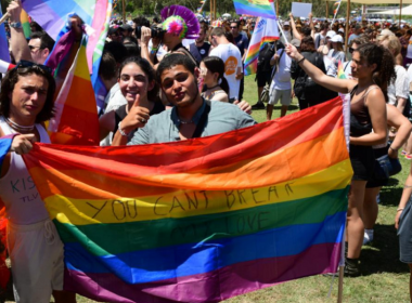 Peste 170.000 de persoane participă la Gay Pride în Tel Aviv, cel mai mare marş al mândriei în Orientul Mjlociu; o parte a comunităţii LGBT acuză însă Israelul de o instrumentalizare a cauzei sale şi denunţă un ”pinkwashing”