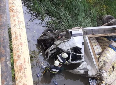 TIR răsturnat într-un pârâu în localitatea Siliştea; un bărbat, transportat la Spitalul Judeţean de Urgenţă