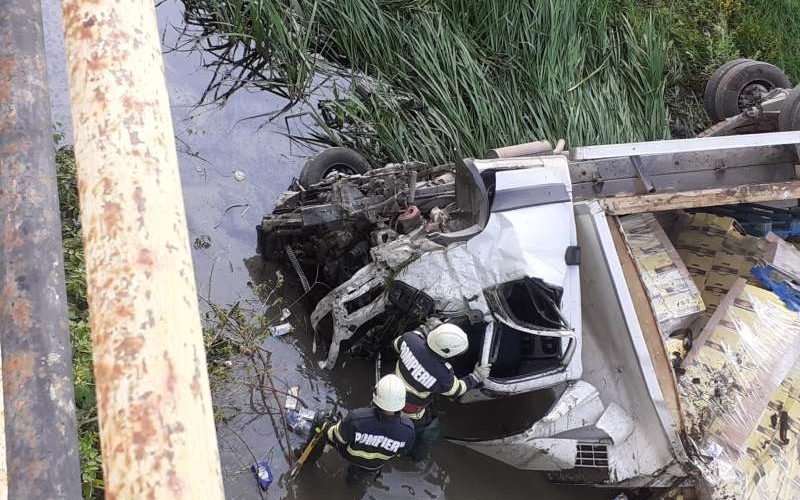TIR răsturnat într-un pârâu în localitatea Siliştea; un bărbat, transportat la Spitalul Judeţean de Urgenţă