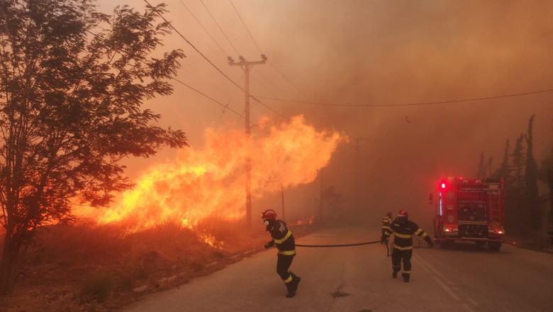 Incendiu uriaş în apropiere de Atena