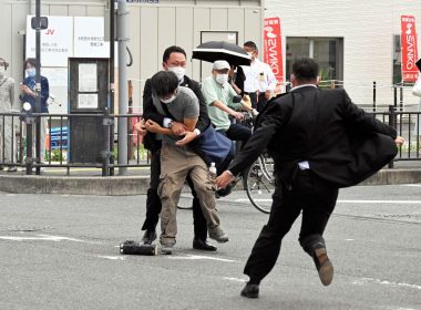 Fostul premier al Japoniei împuşcat în timpul unui miting electoral