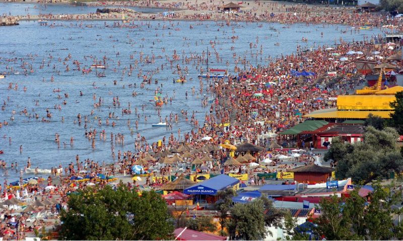 Peste 200.000 de turişti pe litoral